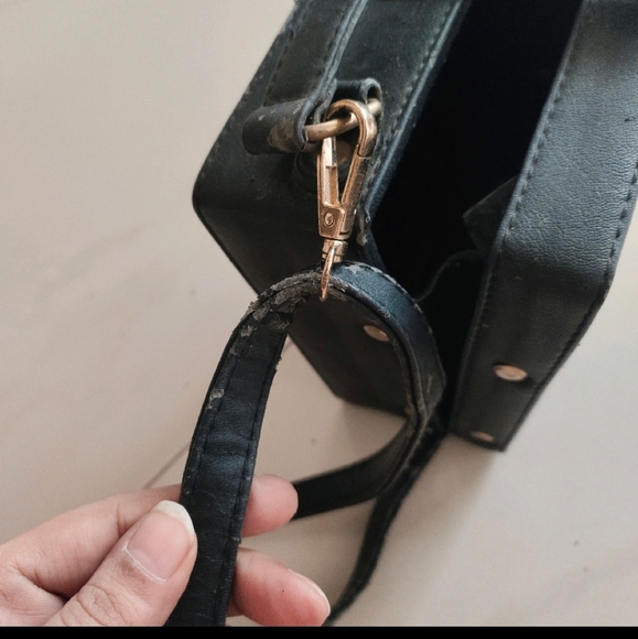 Vintage look box sling bag - Picture 9 of 10